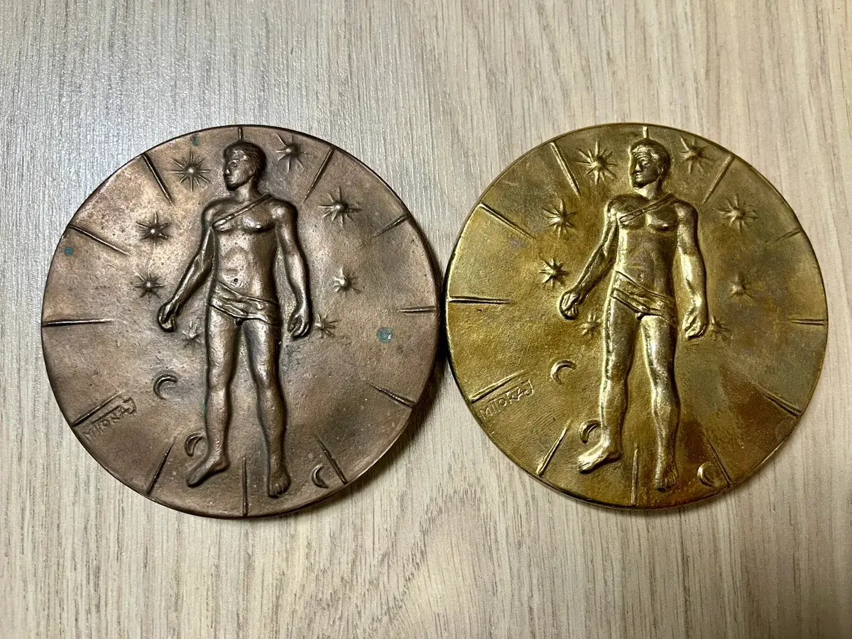Mitoraj Articulations — patinated bronze and gilded bronze variants side by side, obverse