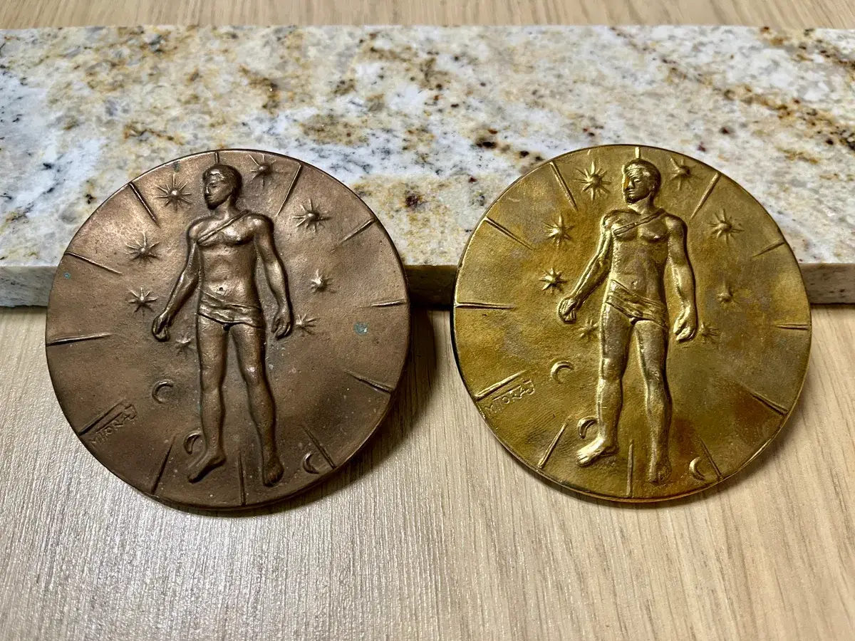Mitoraj Articulations — patinated and gilded versions, close comparison