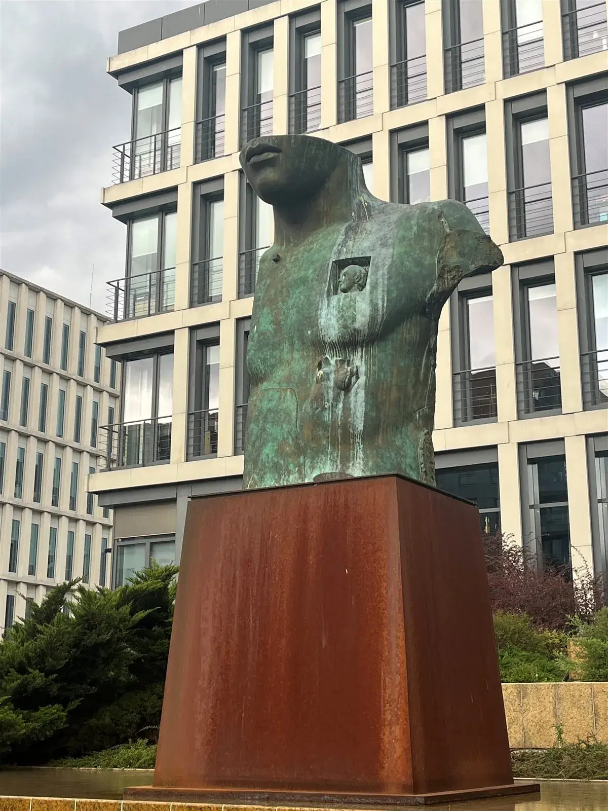 Grande Toscano — Igor Mitoraj, Bobrowiecka Warsaw, full sculpture