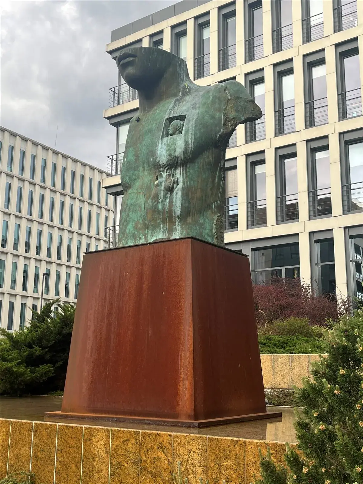Grande Toscano — Igor Mitoraj, side view, Warsaw