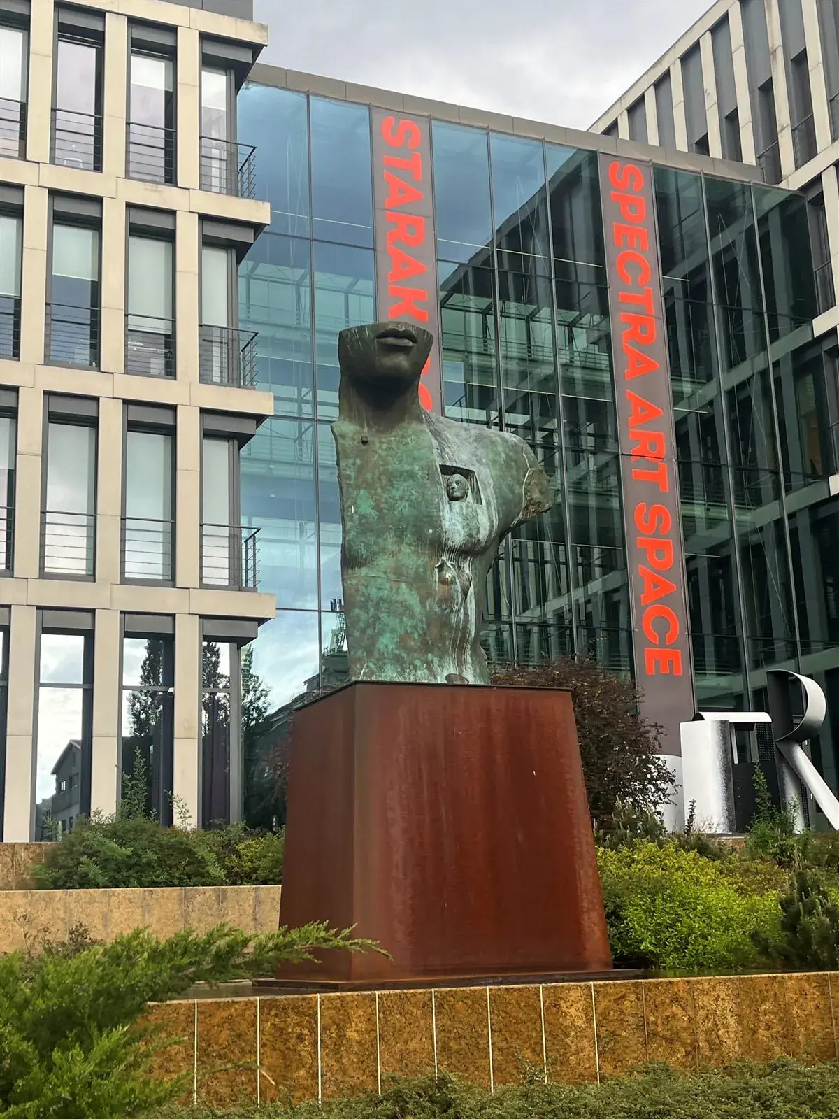 Grande Toscano — Igor Mitoraj, Polpharma Bobrowiecka Warsaw inscription