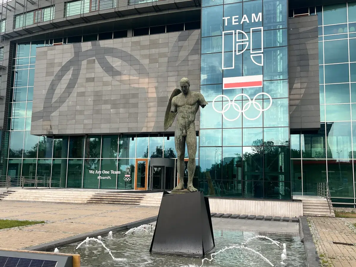 Ikaro Alato by Igor Mitoraj (2004) — monumental bronze, Centrum Olimpijskie, Warsaw