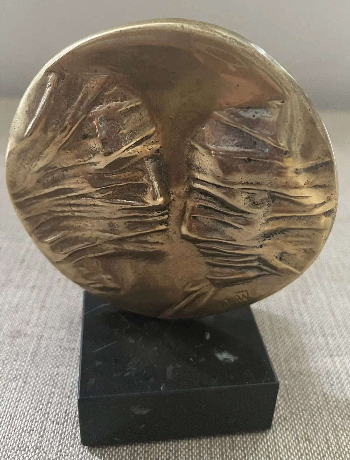 La Conversation — Igor Mitoraj, obverse two veiled profiles, warm gold patina, black marble base, portrait format