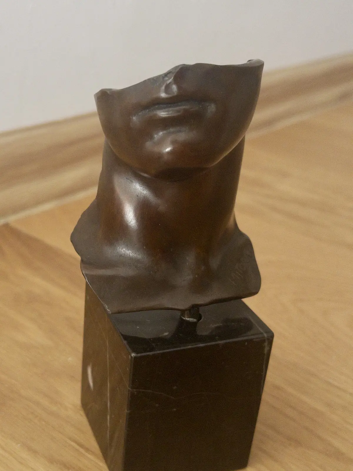 Portrait d'Homme (1984) — Igor Mitoraj, bronze on black marble base, frontal view