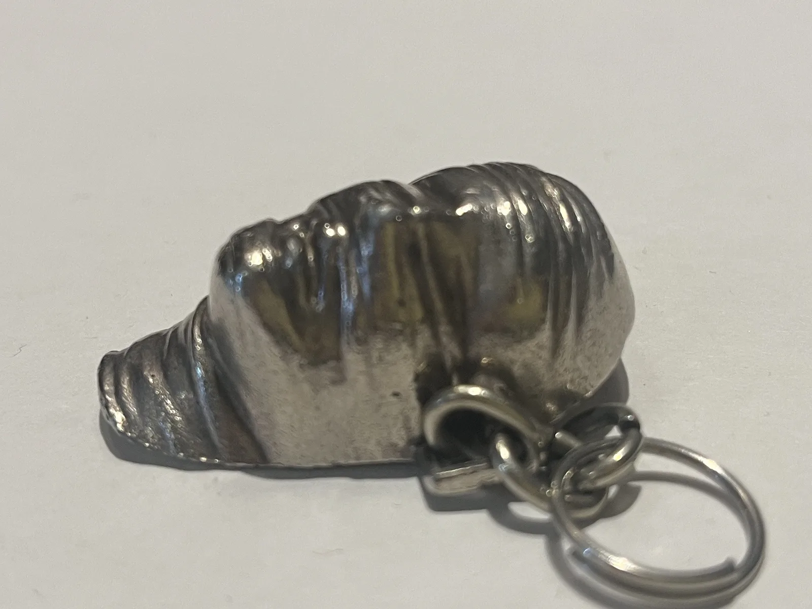 Testa Addormentata — Mitoraj Amnesty International silver pendant with keyring, further view