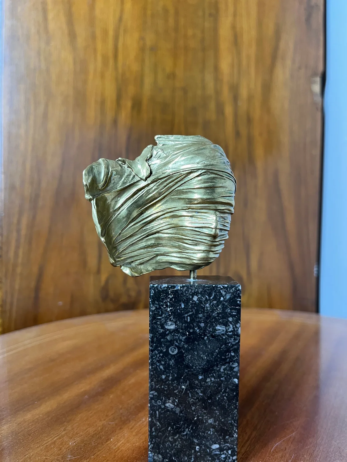 Visage Voilé — Mitoraj gilded bronze, alternative studio angle