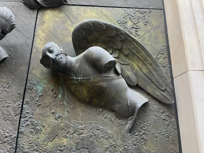 Anielskie Drzwi — flying angel, full relief figure, Mitoraj Warsaw Jesuit church