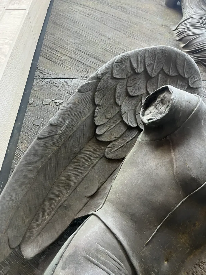 Anielskie Drzwi — wing feather detail, Mitoraj bronze casting, Warsaw 2009