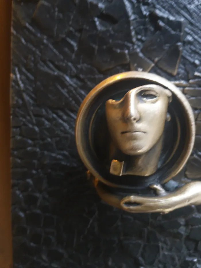 Anielskie Drzwi — left door panel detail, Mitoraj