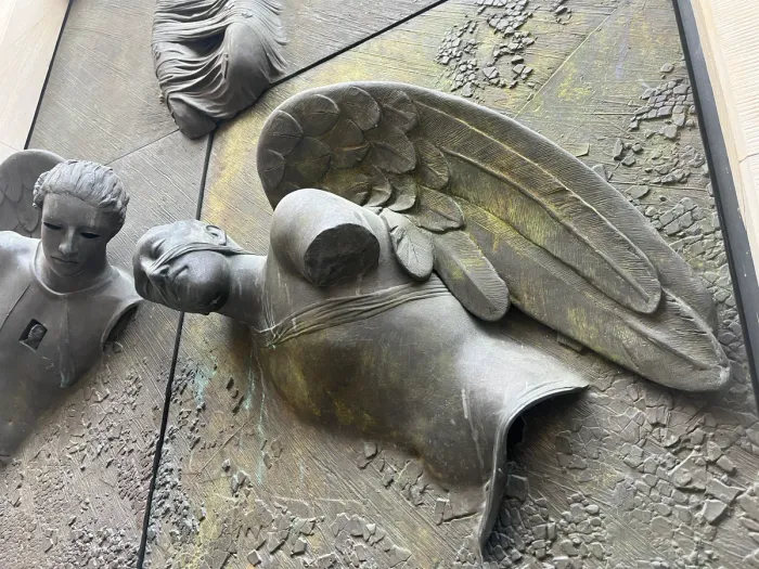 Anielskie Drzwi — two angels facing each other, Mitoraj Warsaw Jesuit church