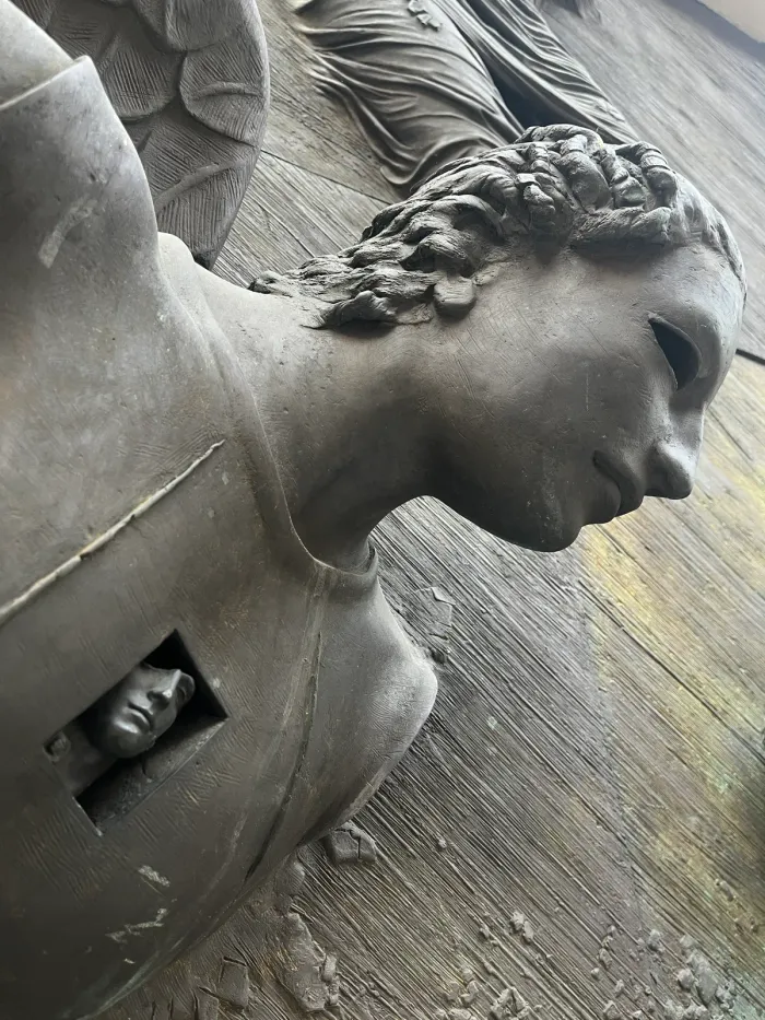 Anielskie Drzwi — angel face close-up gazing upward, Mitoraj Warsaw 2009
