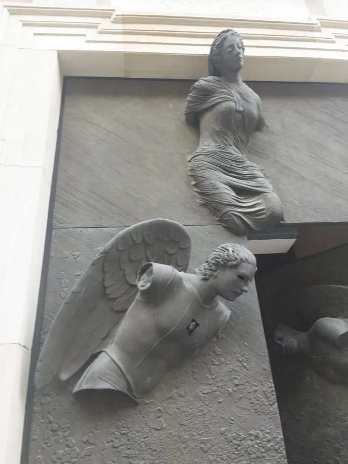 Anielskie Drzwi — Virgin Mary figure, Mitoraj bronze
